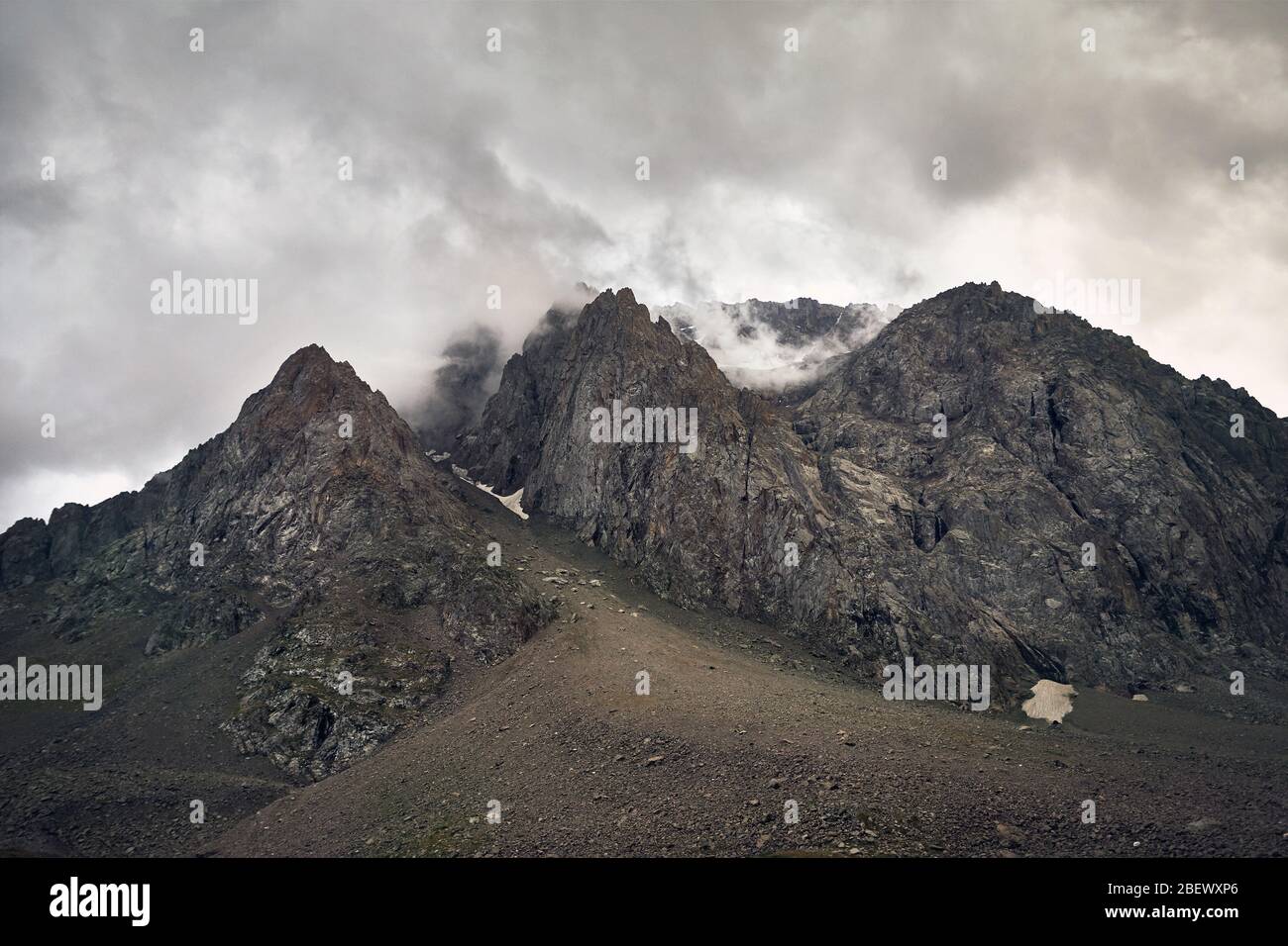 Schöne Landschaft der Rocky Mountains bei Nebel bedeckt dunklen Himmel Hintergrund in Kasachstan Stockfoto