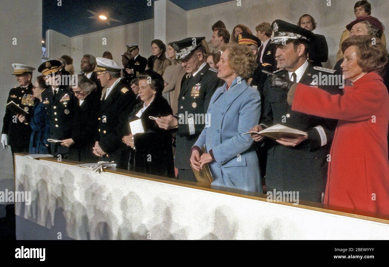 GEN David Jones, Vorsitzender des Generalstabs, und GEN Lew Allen jr., Luftwaffe Stabschef, stehen mit ihren Frauen und die Eröffnungs-Parade vom Präsidentenpalast Überprüfung steht. Stockfoto