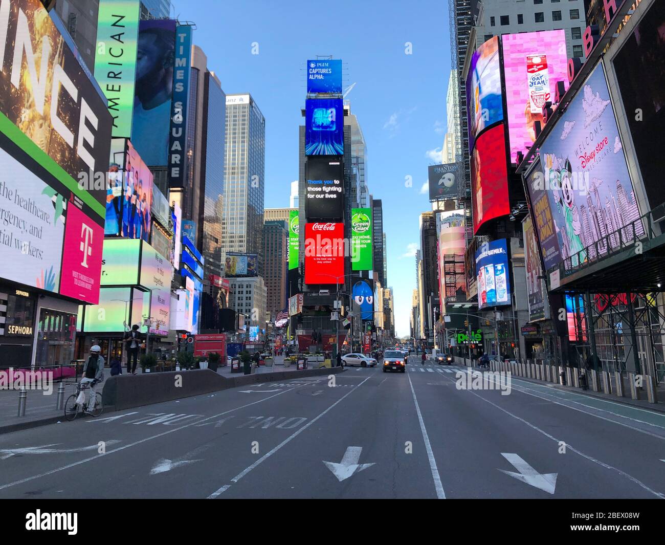 New York, USA. April 2020. Fast menschenleer ist der sonst geschäftige Times Square. (Zu dpa: 'Metropolis in stiller Krise - was macht die Pandemie mit New York?') Quelle: Benno Schwinghammer/dpa/Alamy Live News Stockfoto