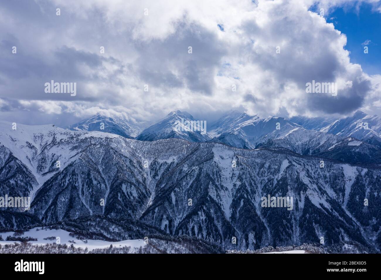 Schneebedeckte Kaukasusberge in Svaneti Georgien. Verschneite Winter Berglandschaft Stockfoto