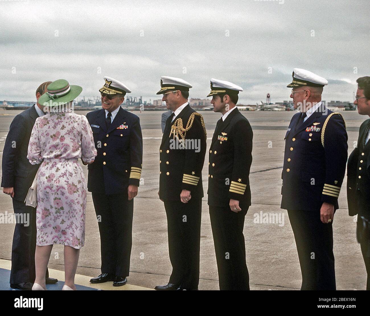 1982 - Die Royal Party aus den Niederlanden, Seine Königliche Hoheit, Prinz Claus, und Ihre Majestät, Königin Beatrix, werden durch VADM Stewart, der U.S. Coast Guard; CAPT Osborne, kommandierender Offizier, Naval Air Station, Treasure Island, Kalifornien begrüßt; CAPT D. Huff, Executive Officer, Naval Air Station, Alameda, Kalifornien; und eine Küstenwache Kapitän, wie kommen Sie zu einem Besuch ein. Stockfoto