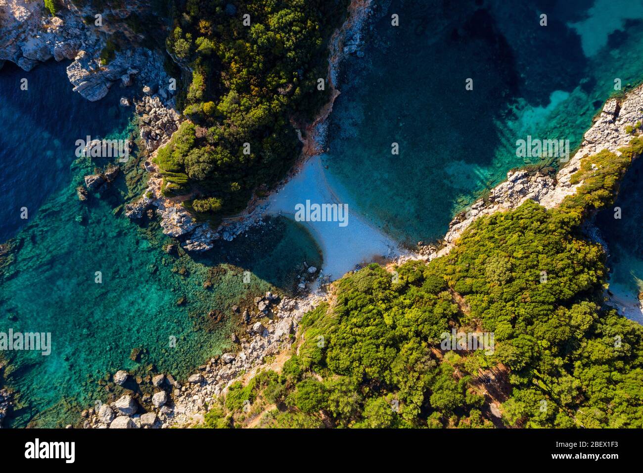 Luftaufnahme des abgeschiedenen Strandes in Griechenland. Eine versteckte Bucht im mittelmeer. Limni Strand auf Korfu Insel. Stockfoto