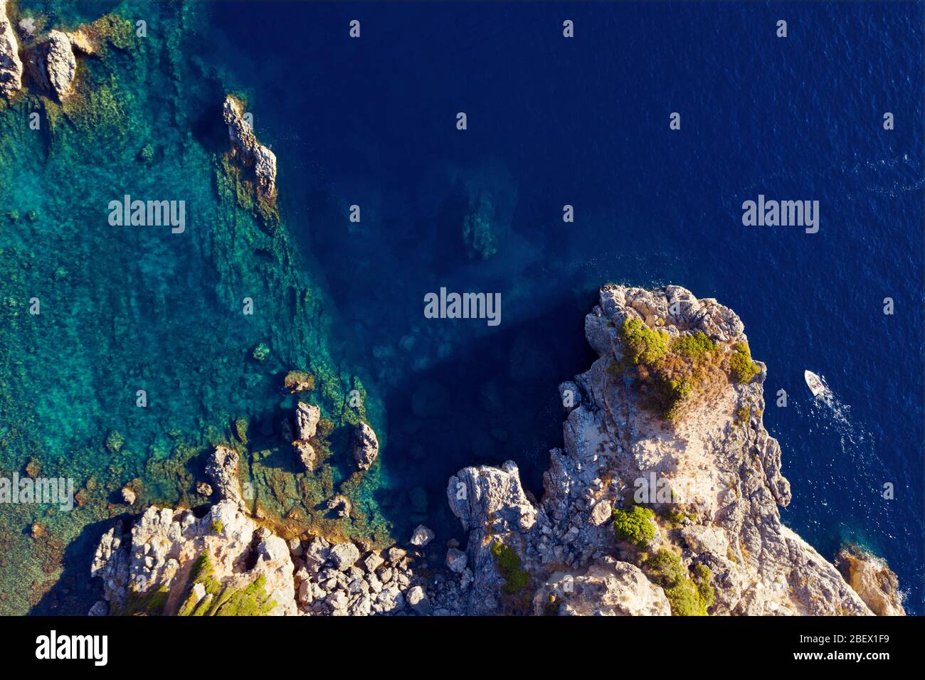 Antenne einer schönen mediterranen Lagune. Paradise Bay in Griechenland, Korfu. Wunderschönes türkisfarbenes Meerwasser Stockfoto
