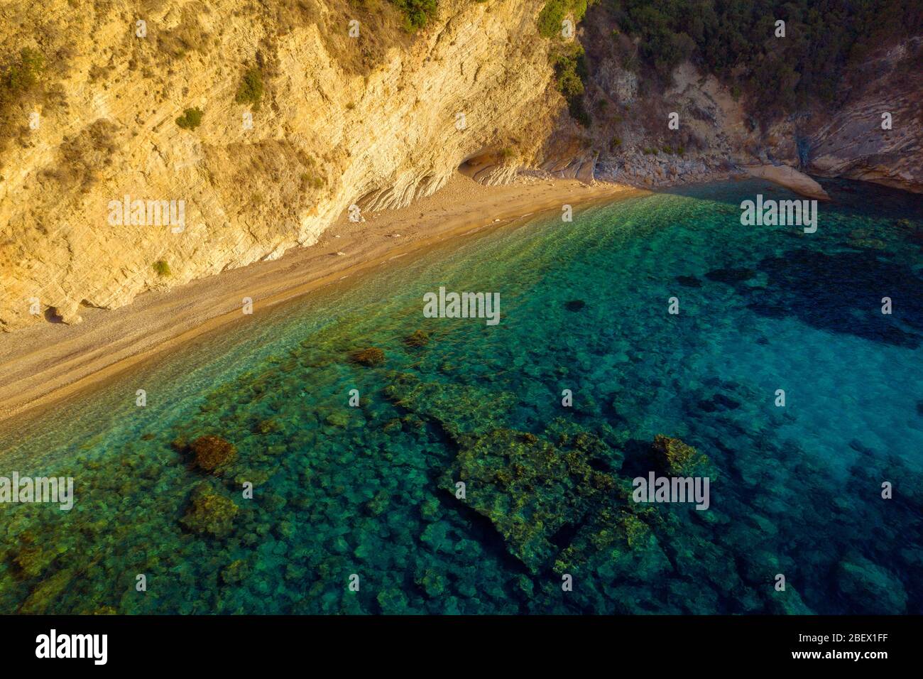 Versteckter mediterraner Strand in Griechenland. Privater abgelegener Strand am Meer Stockfoto