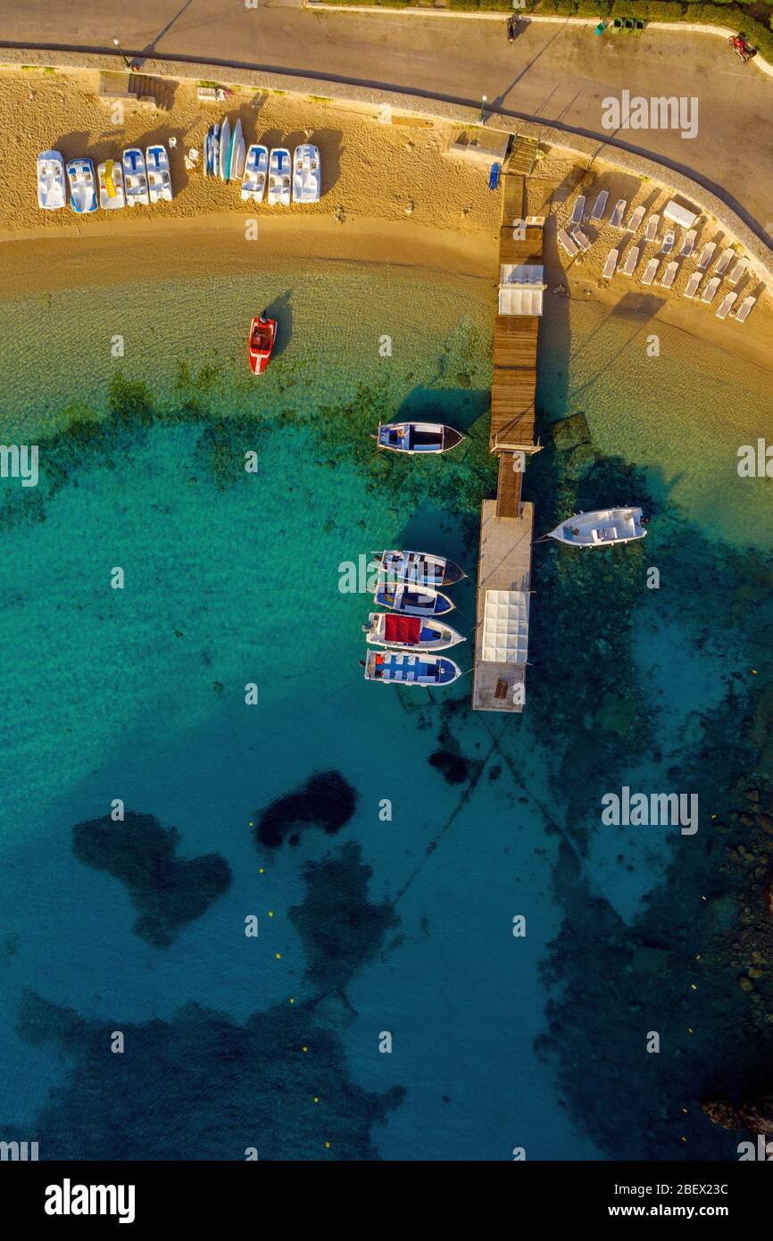 Antenne von Pier mit Booten in Korfu, Griechenland. Torquise lebendiges mediterranes Meerwasser. Paleokastritsa Hafen. Stockfoto