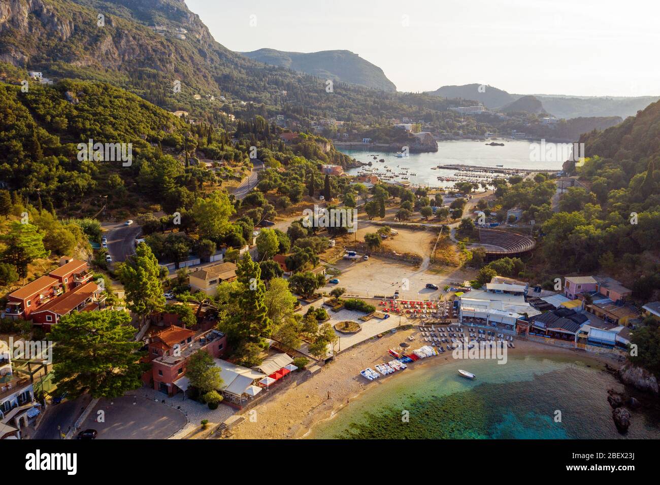Schöne Antenne von Paleokastritsa Griechenland Stadt. Drohnenlandschaft der Insel Korfu. Sommer in Griechenland. Mediterrane Natur Stockfoto