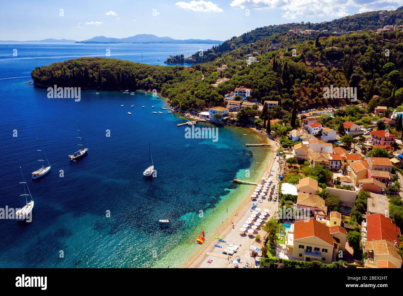 Luftaufnahme des Kalami Strandes in Korfu, Griechenland. mediterraner griechischer Strand mit Booten und wunderschönem türkisfarbenem Meerwasser. Kalami griechisches Resort Stockfoto