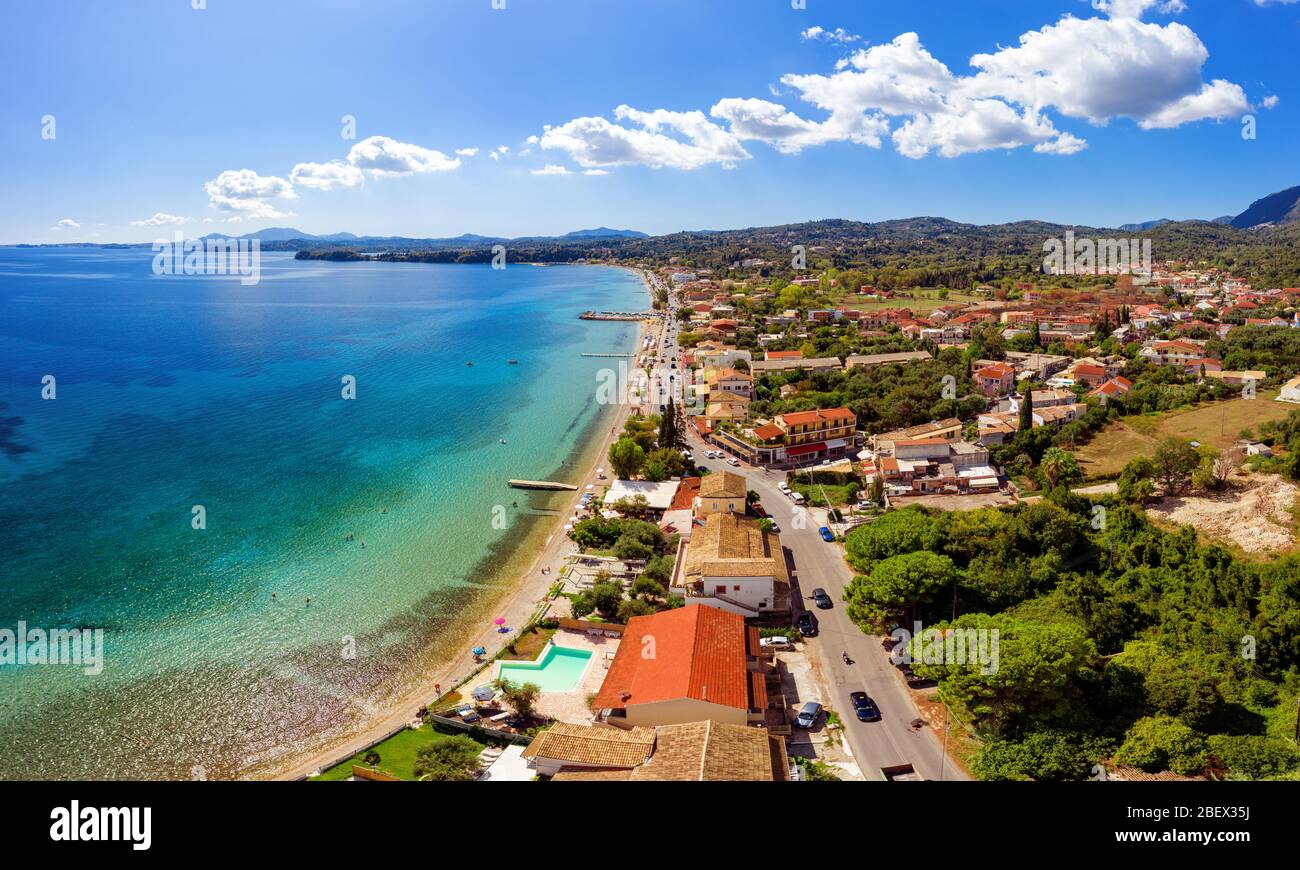 Luftbild der griechischen mediterranen Ferienort. Kato Agios Markos aus einer Drohne. Schöner Strand an einem Ufer des mittelmeers. Sonniger Tag mit lebhaftem Blau Stockfoto