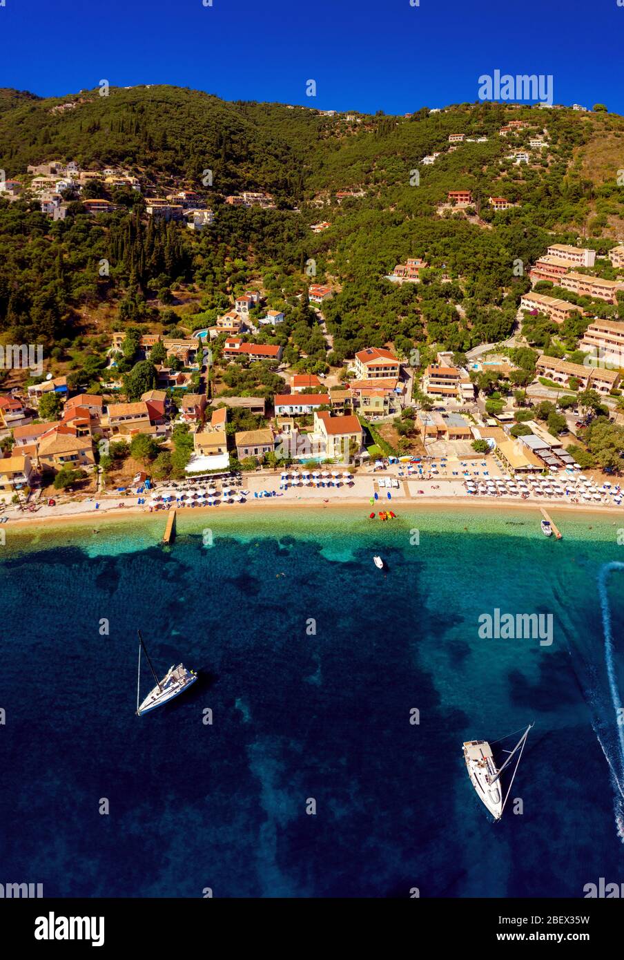 Luftbild des mediterranen Resorts auf Korfu. Urlaub Griechenland im Sommer. Türkisfarbene Lagune Stockfoto