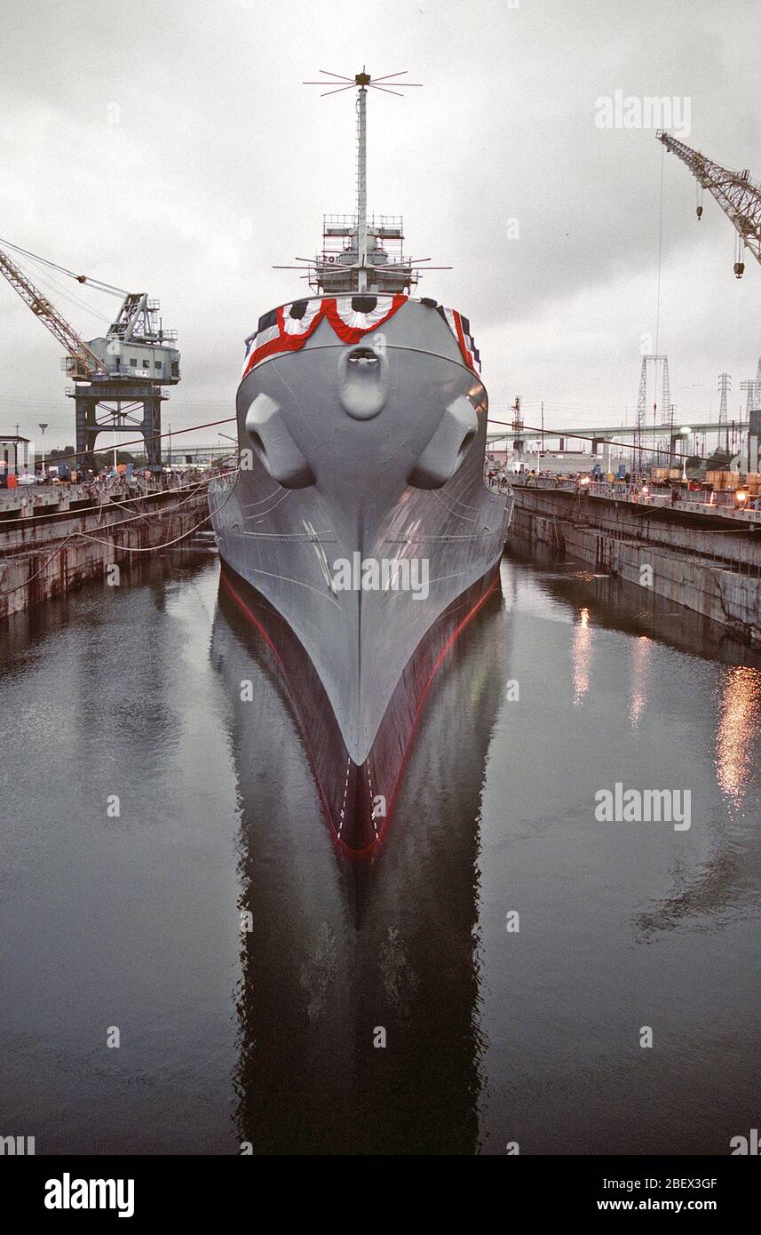 1982 - Bogen auf Blick auf das Schlachtschiff NEW JERSEY (BB-62), flott im Trockendock. Stockfoto