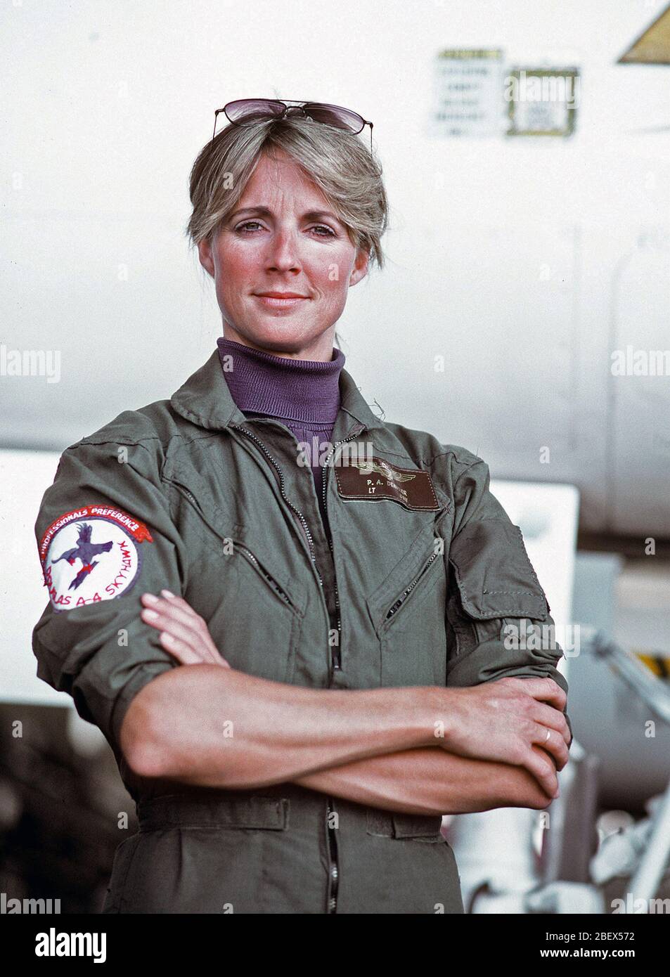 1982 - LT Patricia A. Denkler posiert für ein Foto. Denkler wurde der erste Marine Frau Träger in einem Jet qualifiziert, wenn sie an Bord der Flugzeugträger USS Lexington (AVT-16) im September gelandet werden. Stockfoto