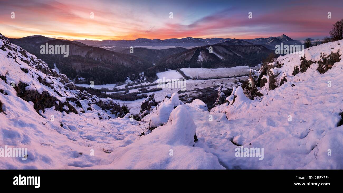 Winter Berglandschaft Panorama vor Sonnenaufgang Stockfoto