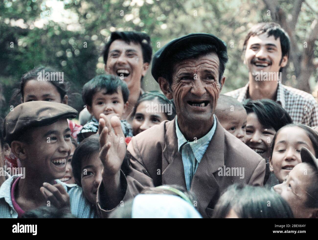 Im August 1982 erbte und trug Isham Kurban des Yining City Cultural Museum in Xinjiang die traditionellen Fähigkeiten des Uiguren Humoristischen Vorgängers Stockfoto
