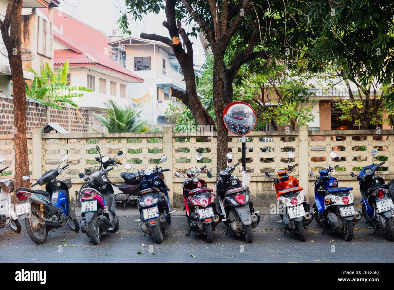 Chianf Mai, Thailand - 9. Februar 2020: Reihen geparkter Motorräder auf dem Parkplatz in der Straße von Chiang Mai in Nordthailand Stockfoto