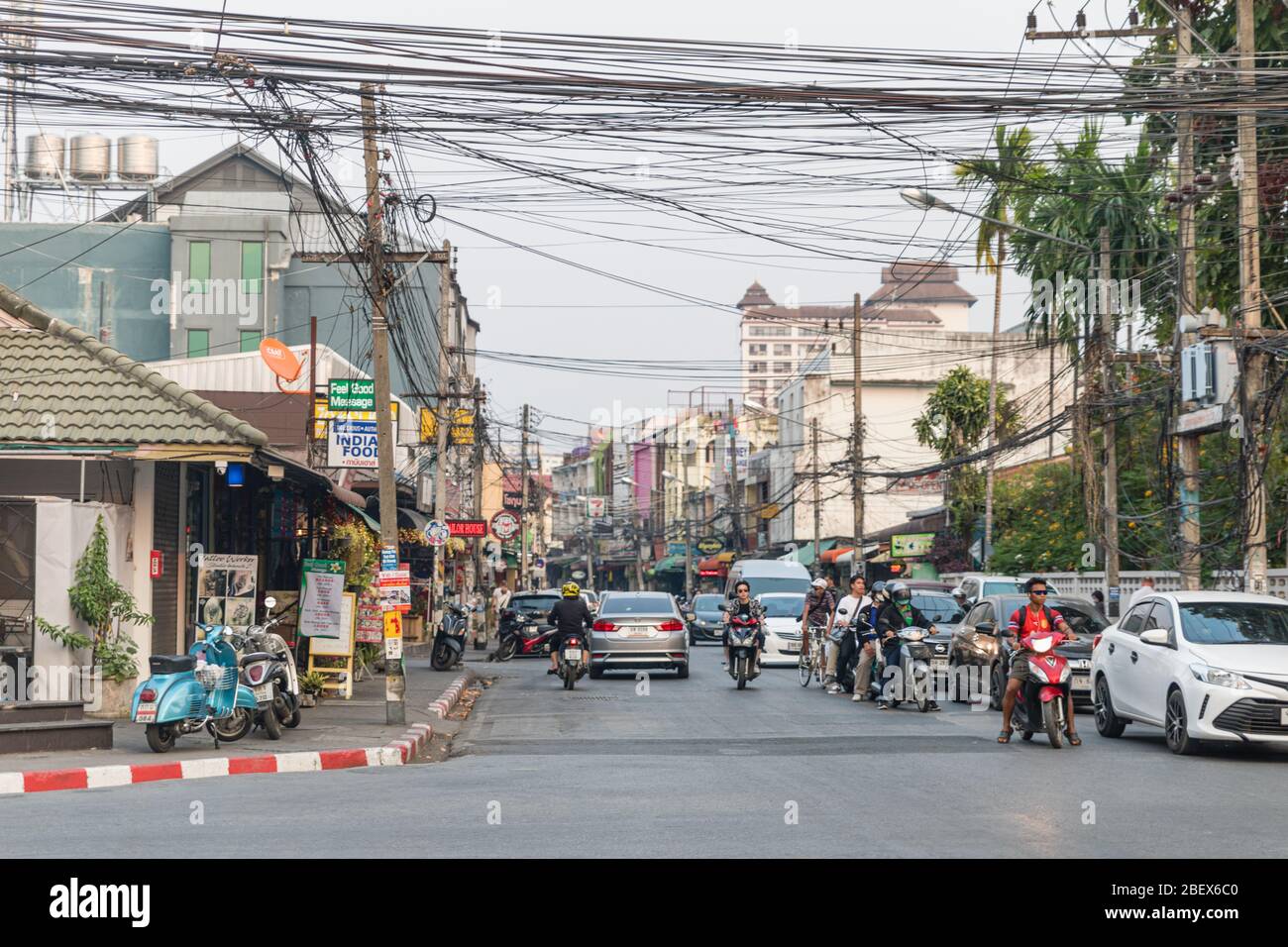 Chiang Mai, Thailand - 9. Februar 2020: Verkehrsreiche Straße an der Kreuzung in Chiang Mai in Nord-Thailand Stockfoto