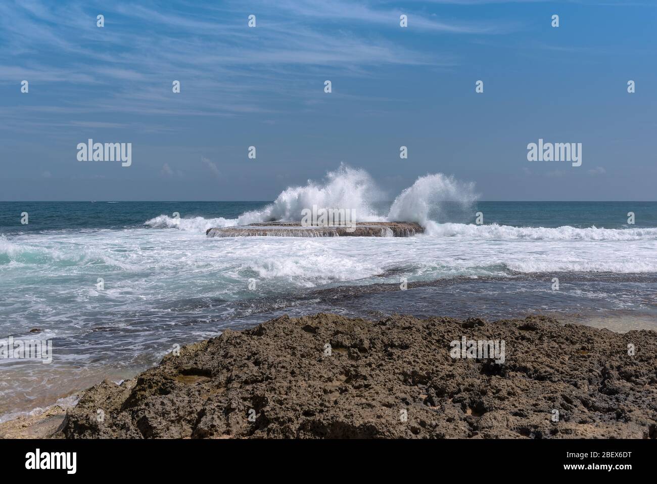 Felsige Insel mit großer Welle, Manzanillo Küste, Costa Rica 2 Stockfoto