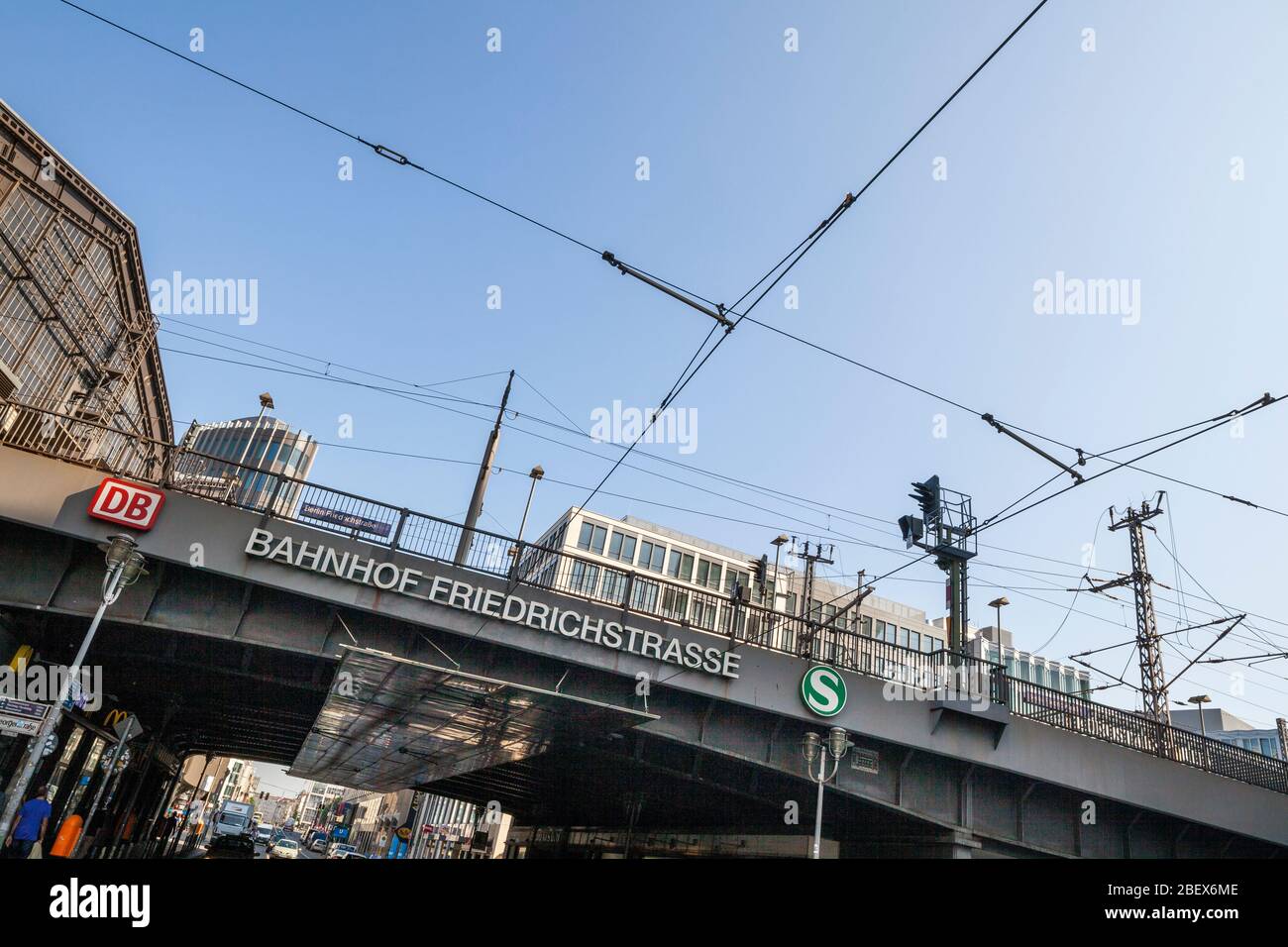 Die Eisenbahnbrücke über die Friedrichstraße am Bahnhof Friedrichstraße in Berlin, Deutschland Stockfoto