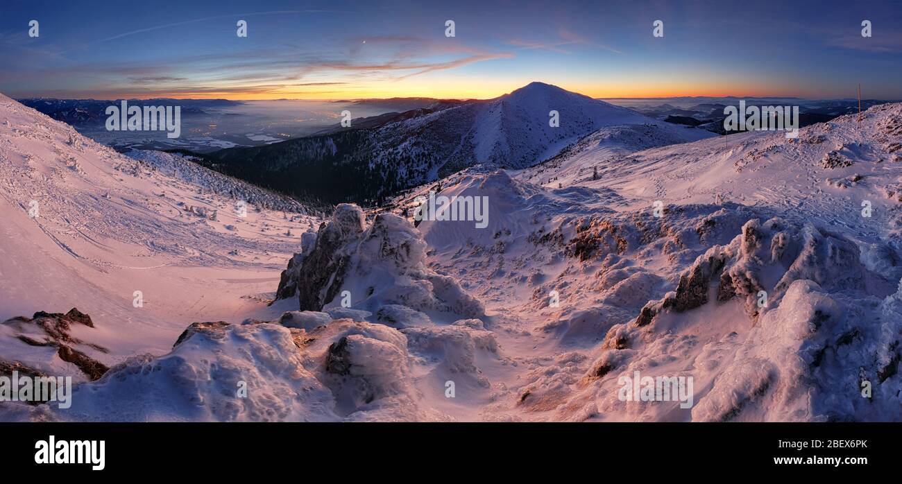 Bunte Winternacht in den Bergen, Panorama in der Slowakei. Stockfoto