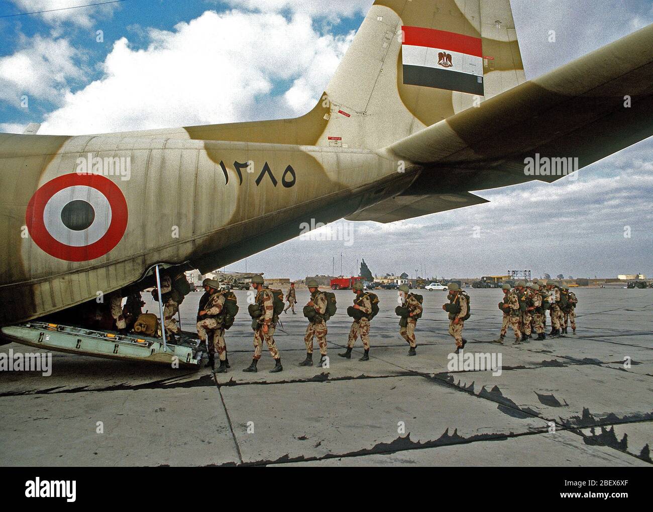 1981 - Ägyptische und Amerikanische Fallschirmjäger Board eine ägyptische Flugzeuge für eine kombinierte Air Drop. Die Männer sind die Teilnehmer in der Übung Bright Star '82 Stockfoto