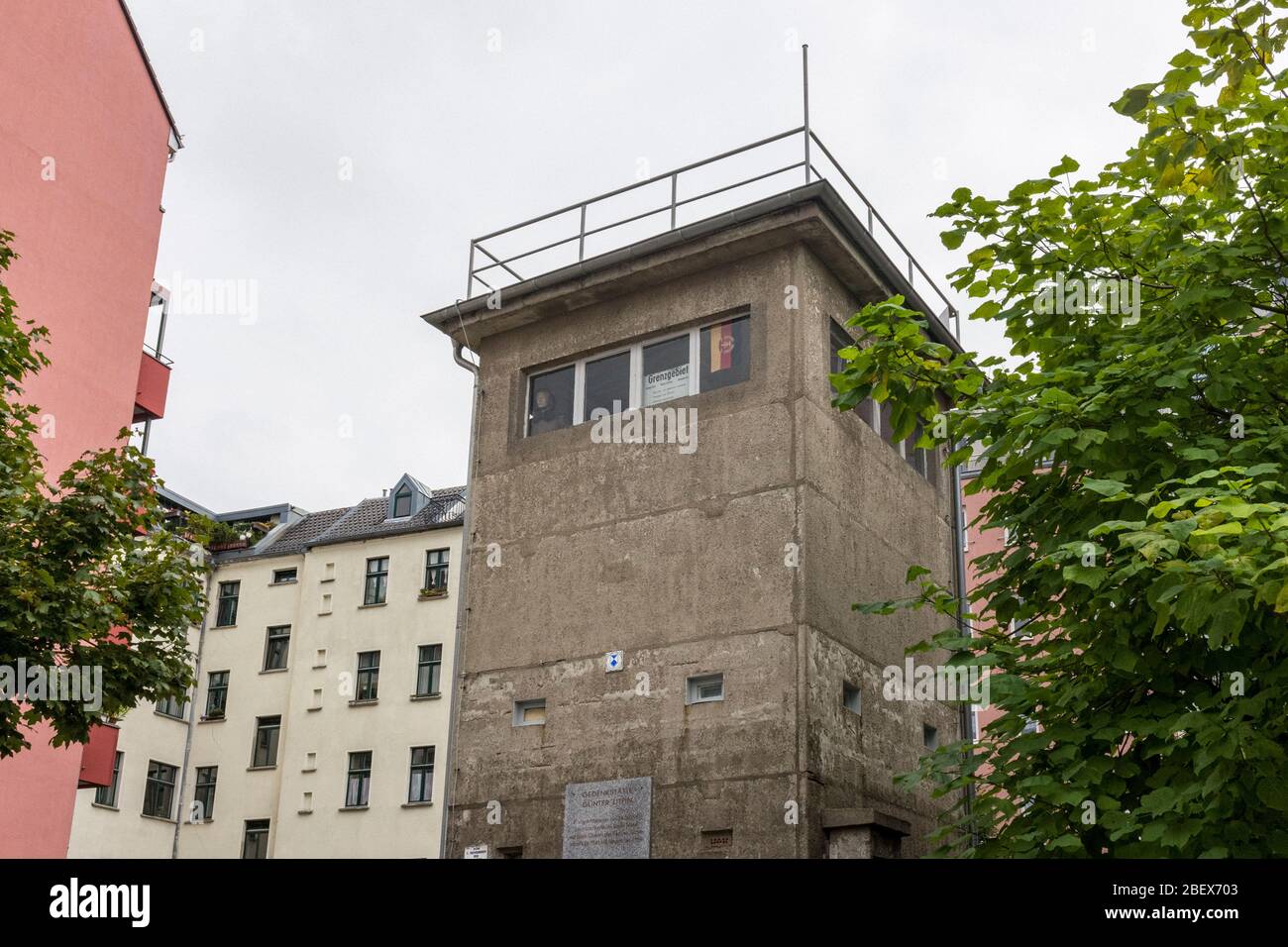 Das Günter Litfin-Denkmal an einem ehemaligen DDR-Wachturm in Berlin Stockfoto