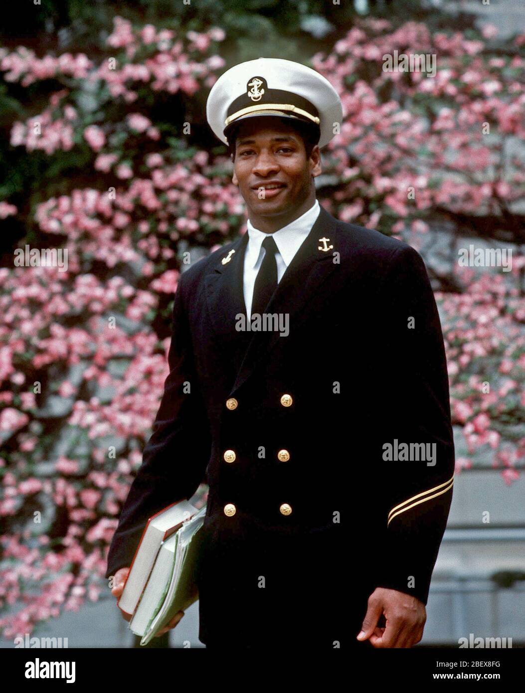 1986 - Midshipman First Class Napoleon "nap" McCallum, Informatik, Spaziergänge auf dem Campus an der US Naval Academy. - Amerikanischer Fußballspieler und ein 6-Ebb in der Heisman Trophy Contest 1983, McCallum fasst 16 Naval Academy Records. Stockfoto