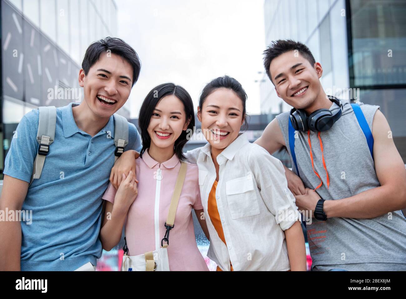 Das Porträt des Glücks der Studenten spielen im Freien Stockfoto