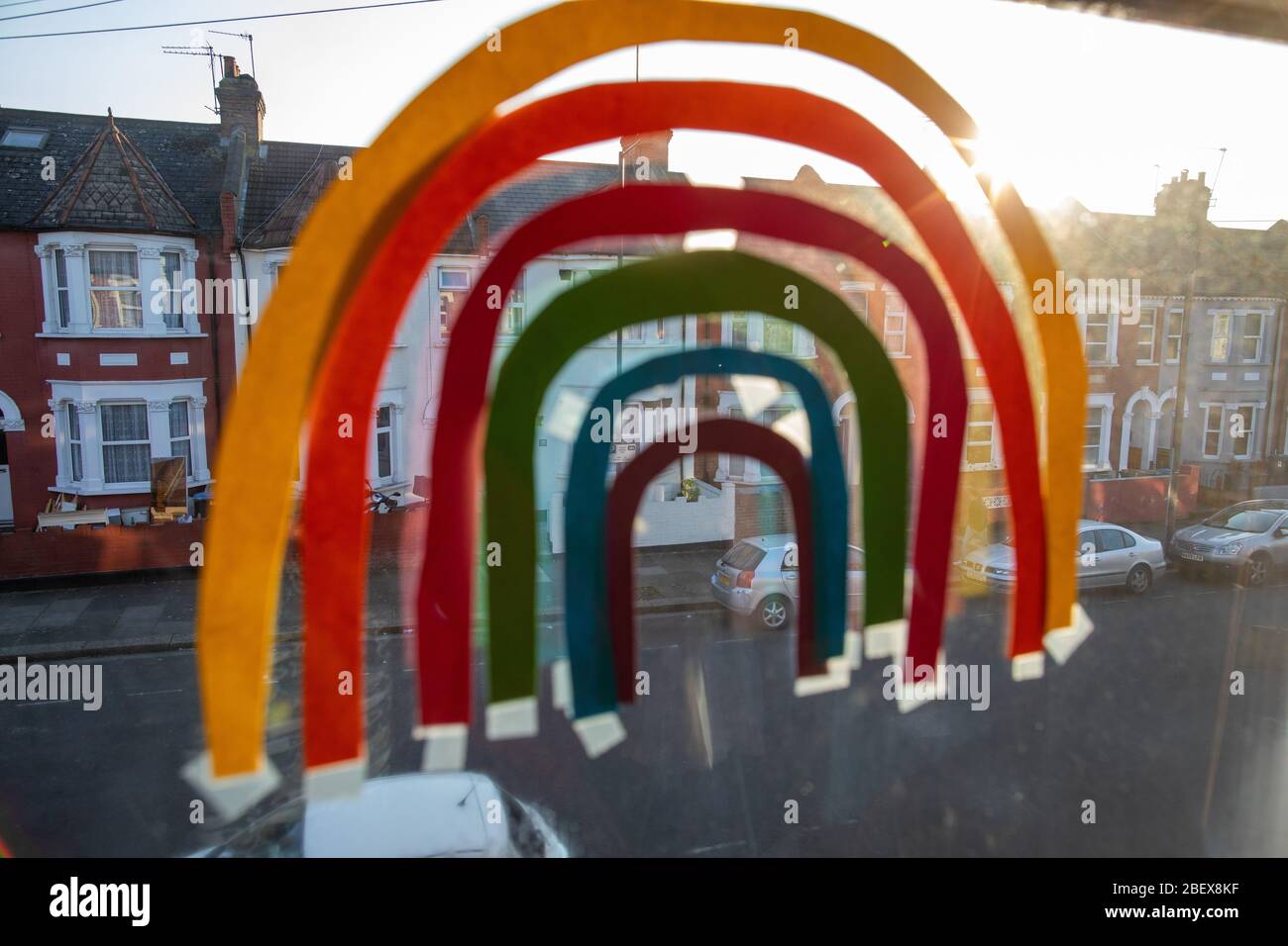 Willesden, London, Großbritannien, 27. März 2020 EIN Regenbogen klebte an der Innenseite eines Fensters in einer Show der Unterstützung für die NHS und andere wichtige Arbeiter, während des C Stockfoto