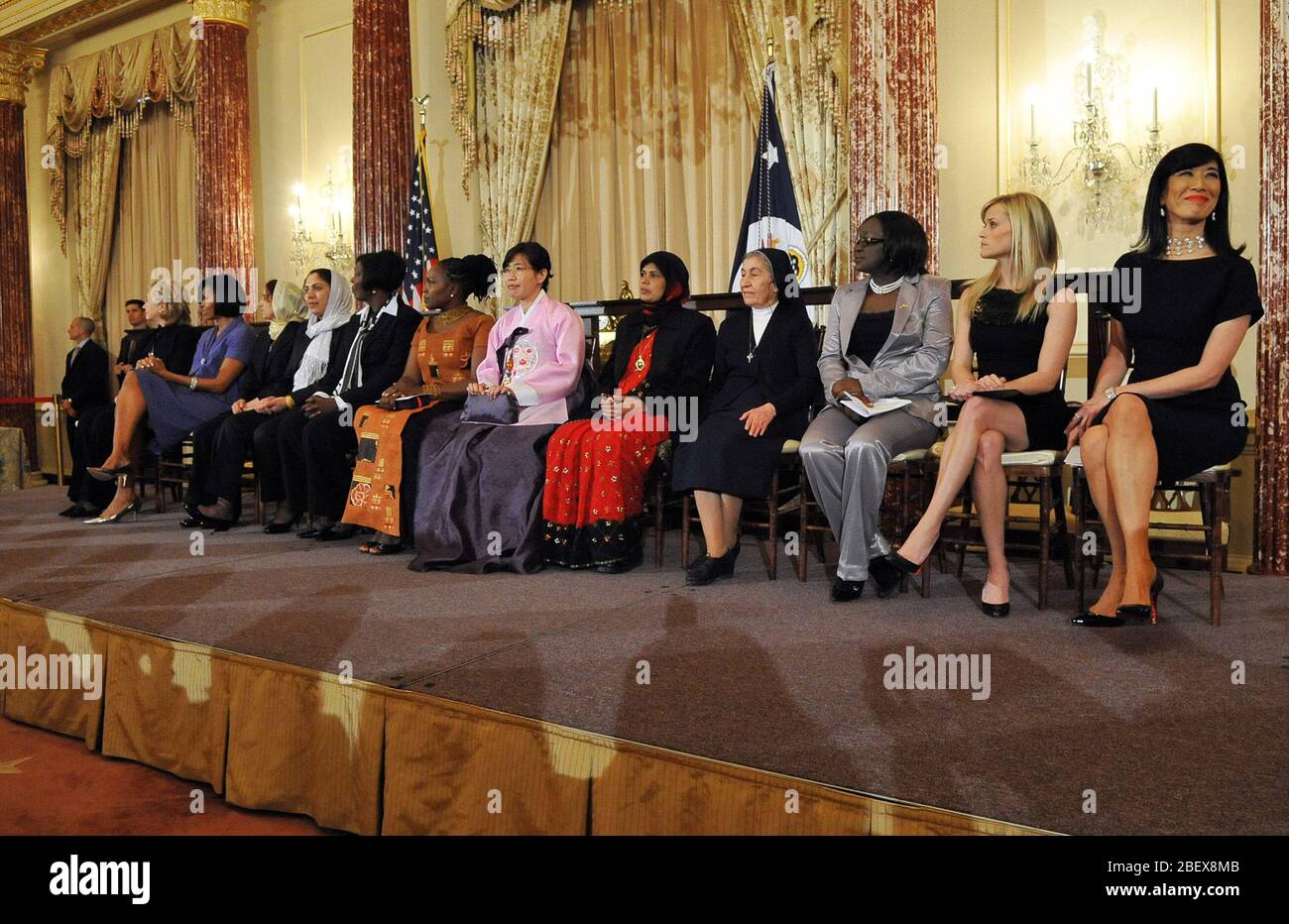 2010 - US-Außenministerin Hillary Rodham Clinton, der First Lady Michelle Obama, Reese Witherspoon, Andrea Jung, und die Preisträger zu hören als Botschafter gesagtes Verveer am Internationalen Frauentag 2010 von Mut Auszeichnungen des US-Außenministeriums,, 10. März 2010 spricht. Stockfoto