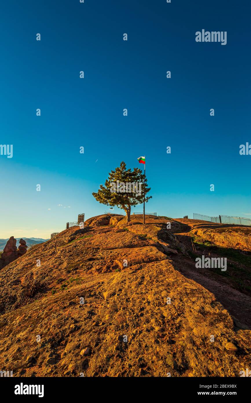 Ansicht der bulgarischen Flagge auf der Spitze der Belogradtschik Festung im Nordwesten Bulgariens, Balkan Berg Stockfoto