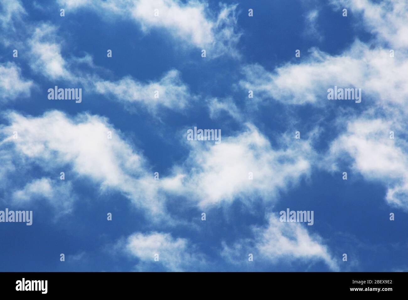 Blauer Himmel mit weißen und grauen Wolken Stockfoto