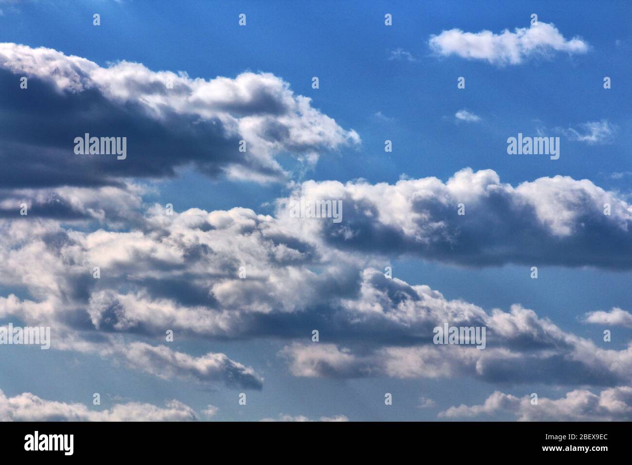 Blauer Himmel mit weißen und grauen Wolken Stockfoto