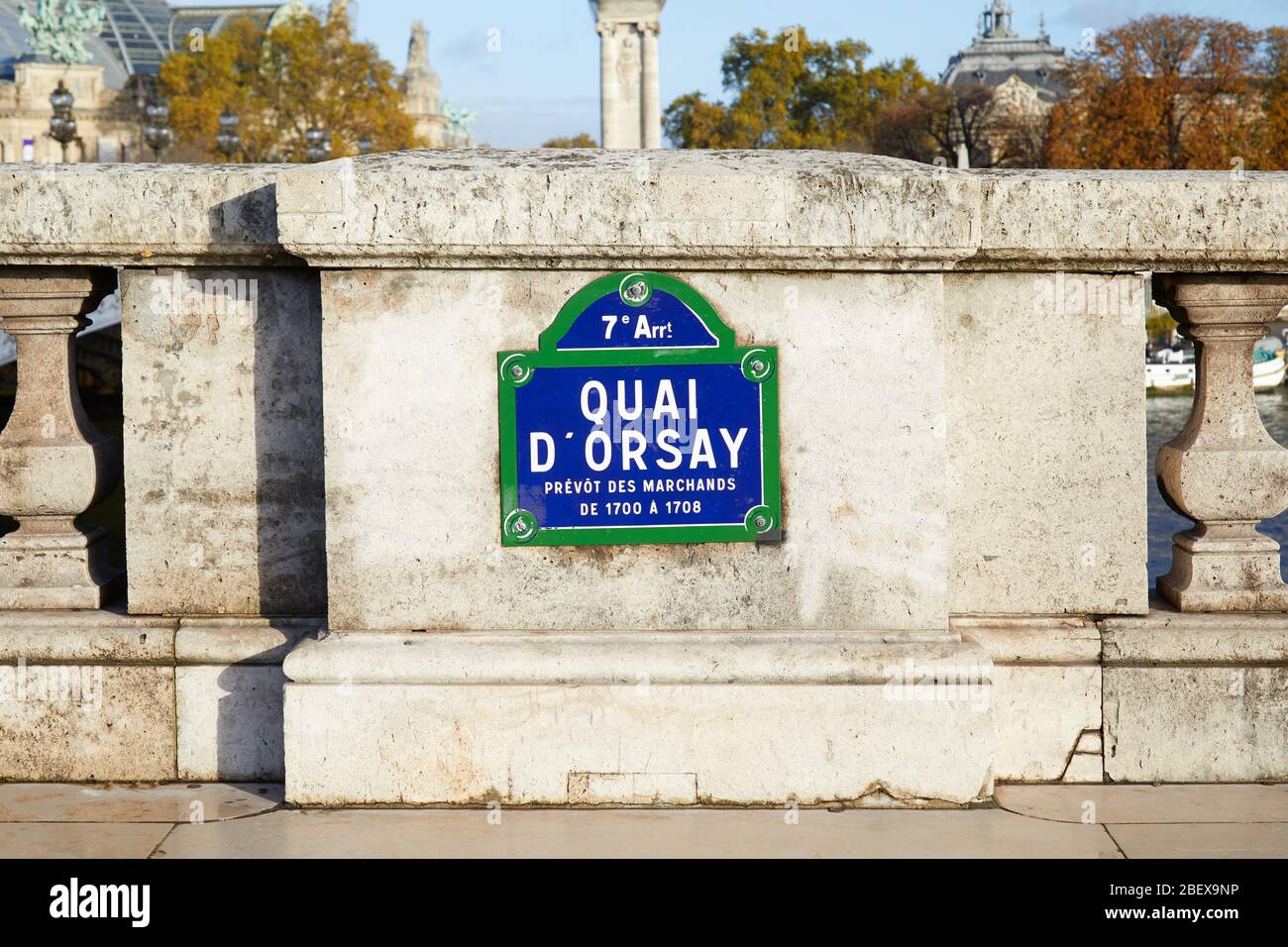 Quai Orsay typisches Straßenschild und Steinbalustrade in Paris, Frankreich Stockfoto