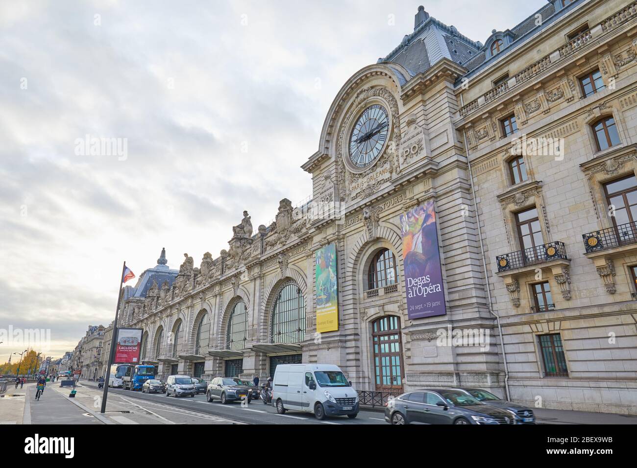 PARIS, FRANKREICH - 8. NOVEMBER 2019: Gare D'Orsay oder Orsay Museum Gebäude und Straße mit Verkehr in einem bewölkten Tag in Paris Stockfoto