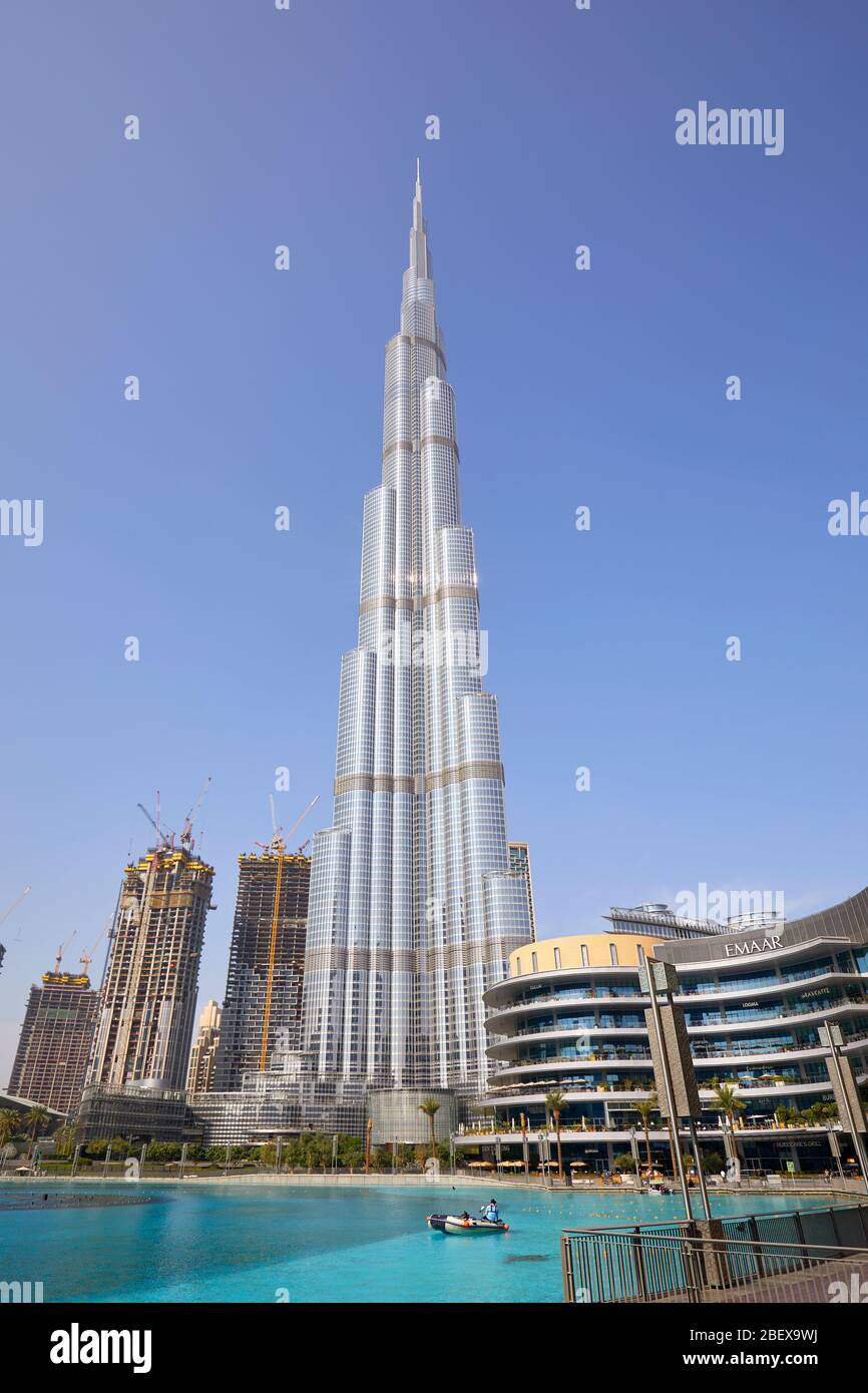 DUBAI, VEREINIGTE ARABISCHE EMIRATE - 19. NOVEMBER 2019: Burj Khalifa Wolkenkratzer und Dubai Mall in einem klaren sonnigen Tag aus einem Winkel Stockfoto