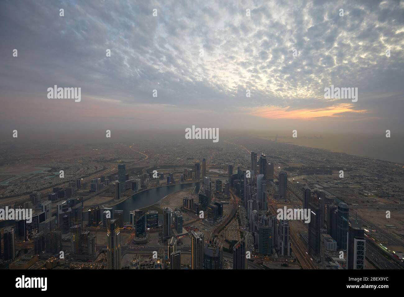 DUBAI, VEREINIGTE ARABISCHE EMIRATE - 19. NOVEMBER 2019: Dubai Stadt Hochwinkel Blick mit Wolkenkratzern bei Sonnenuntergang, wolkiger Abend vom Burj Khalifa Stockfoto