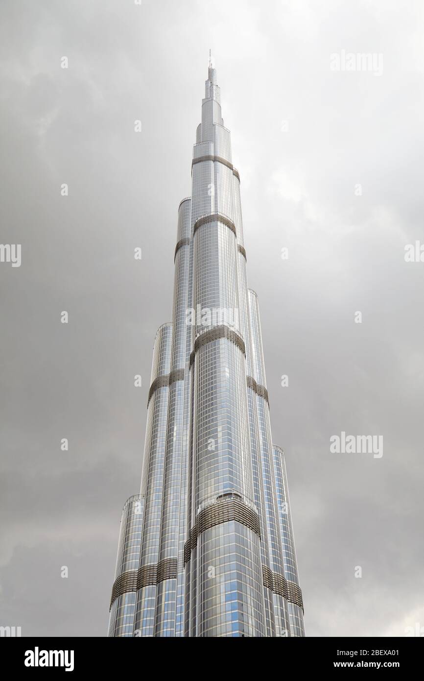 DUBAI, VEREINIGTE ARABISCHE EMIRATE - 21. NOVEMBER 2019: Burj Khalifa-Wolkenkratzer und grautrübe Himmel in Dubai, Vereinigte Arabische Emirate Stockfoto