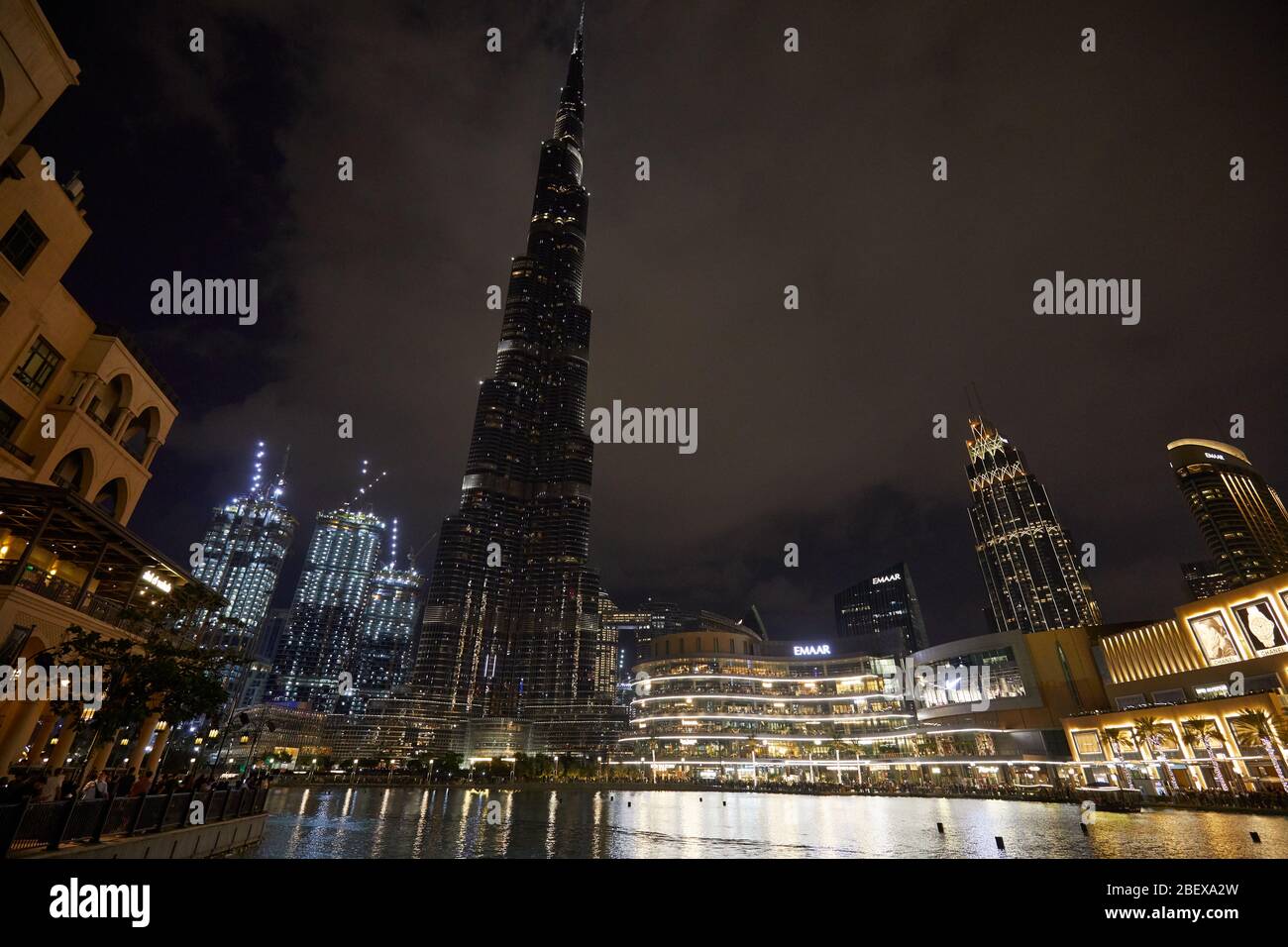 DUBAI, VEREINIGTE ARABISCHE EMIRATE - 21. NOVEMBER 2019: Burj Khalifa Wolkenkratzer und Dubai Mall beleuchtet bei Nacht mit Menschen Stockfoto