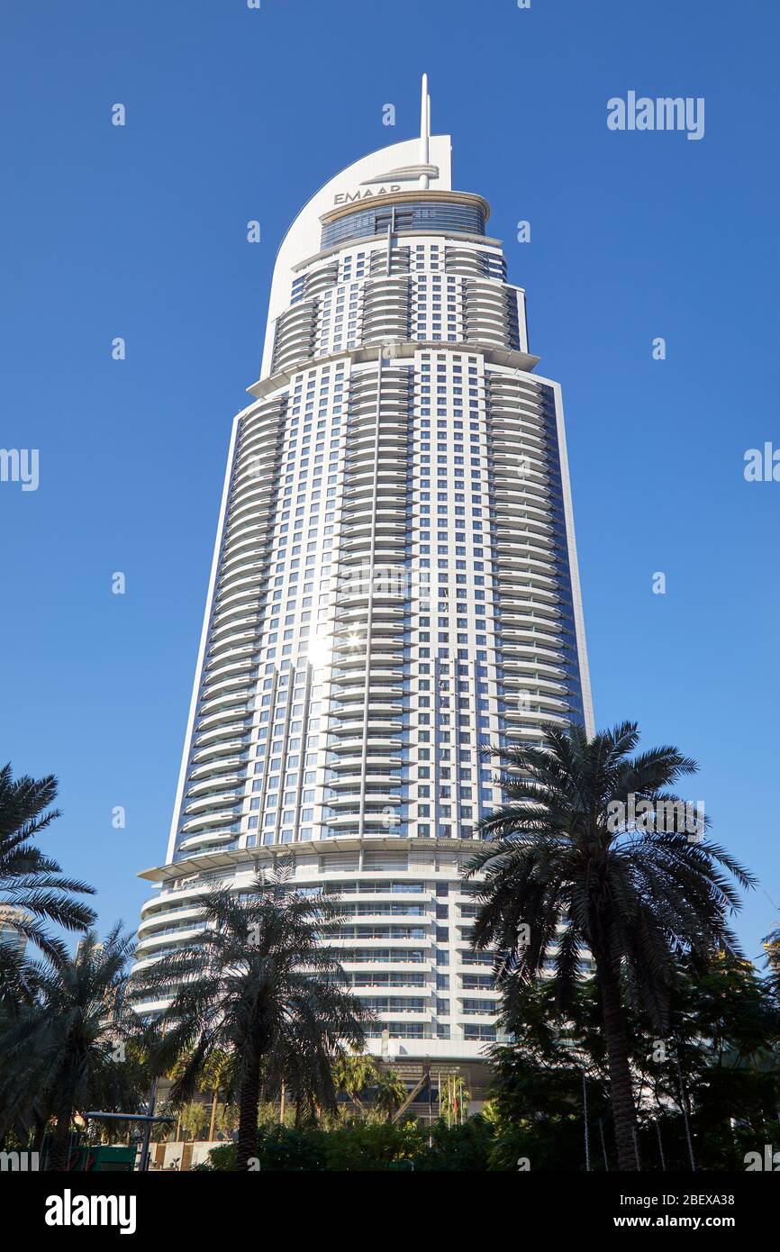 DUBAI, VEREINIGTE ARABISCHE EMIRATE - 22. NOVEMBER 2019: Das Adress Downtown Luxushotel an einem sonnigen Tag, klarer blauer Himmel in Dubai Stockfoto