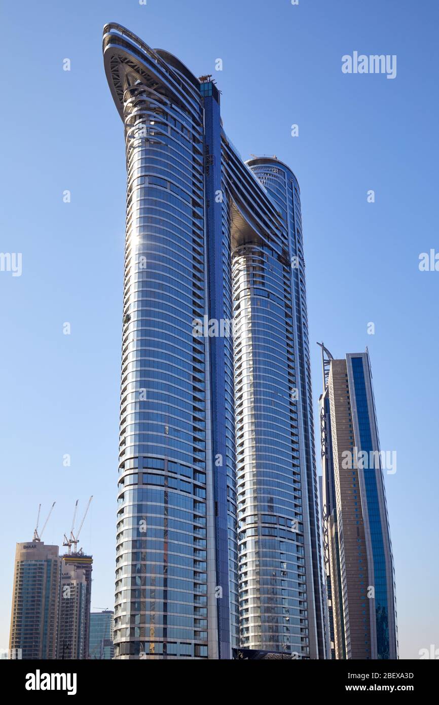 DUBAI, VEREINIGTE ARABISCHE EMIRATE - 22. NOVEMBER 2019: Adresse Sky View Luxus Hotel mit niedriger Perspektive an einem sonnigen Tag, klarer blauer Himmel in Dubai Stockfoto