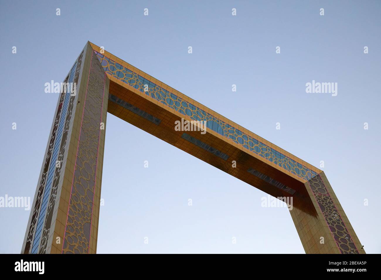 Dubai, VEREINIGTE ARABISCHE EMIRATE - 22. NOVEMBER 2019: Dubai Rahmen, goldene Beobachtungsattraktion am Abend, niedrige Sicht und klarer Himmel Stockfoto