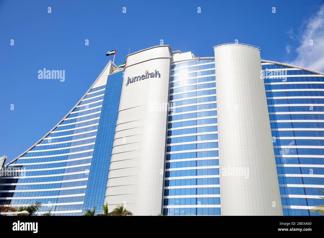 Dubai, VEREINIGTE ARABISCHE EMIRATE - 23. NOVEMBER 2019: Jumeirah Beach Luxushotel mit niedrigem Blickwinkel an einem sonnigen Tag, blauer Himmel in Dubai Stockfoto