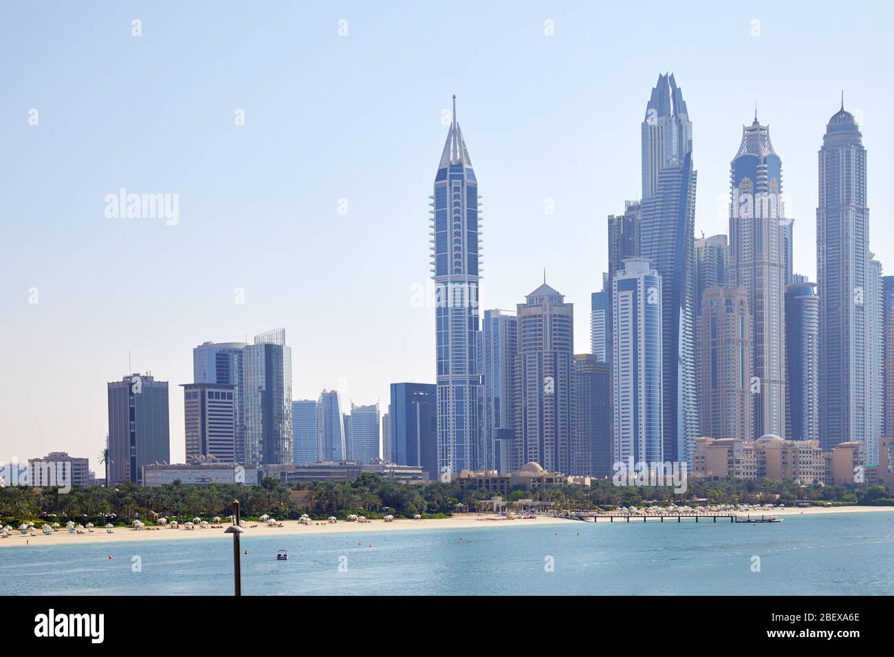Dubai Marina Wolkenkratzer mit Meer und Strand an einem sonnigen Tag, klaren blauen Himmel in Dubai Stockfoto