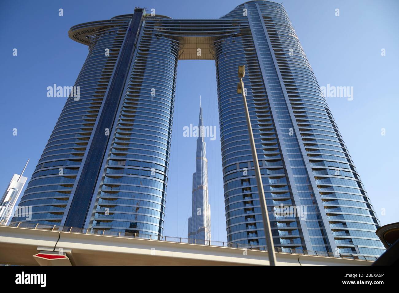 DUBAI, VEREINIGTE ARABISCHE EMIRATE - 23. NOVEMBER 2019: Adresse Sky View Luxushotel und Burj Khalifa an einem sonnigen Tag, klaren blauen Himmel in Dubai Stockfoto