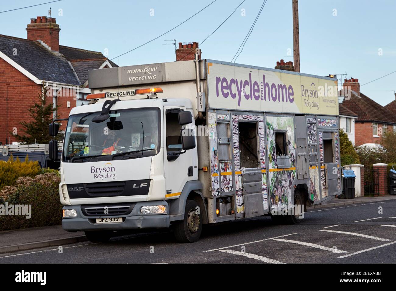 bryson Recycling Bordwand Recycling Sammlung LKW frühmorgens Newtownabbey Nordirland UK Stockfoto