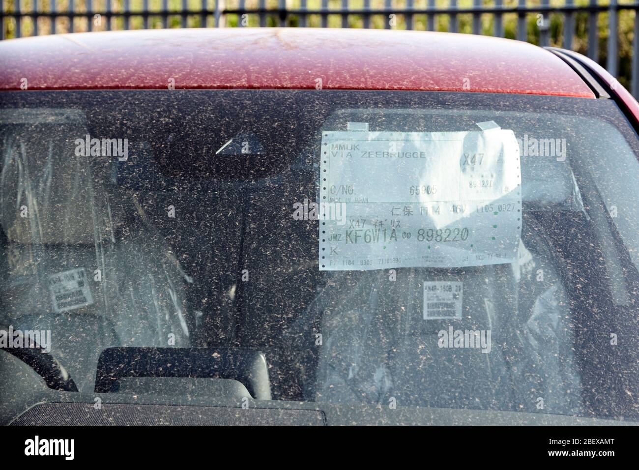 Fensteraufkleber des nagelneuen japanischen Autos, das durch geschlossene Autohäuser wegen der Coronavirus-Sperre von Newtownabbey Nordirland mit Staub bedeckt ist Stockfoto