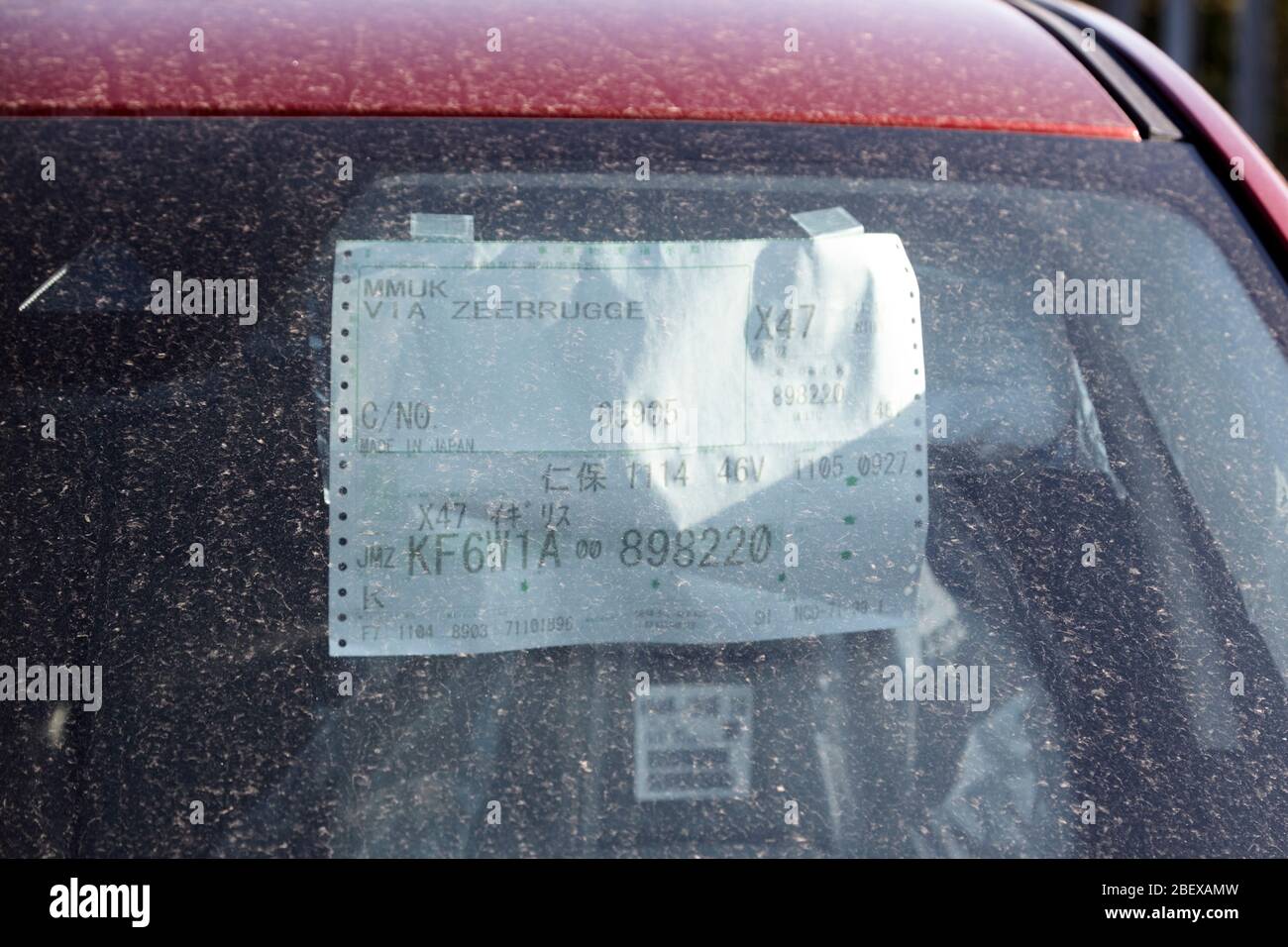 Fensteraufkleber des nagelneuen japanischen Autos, das durch geschlossene Autohäuser wegen der Coronavirus-Sperre von Newtownabbey Nordirland mit Staub bedeckt ist Stockfoto