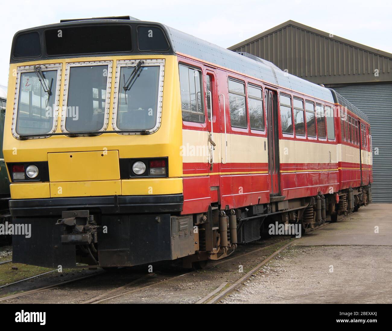 Ein Oldtimer-Dieseltriebwagen mit zwei Wagen. Stockfoto