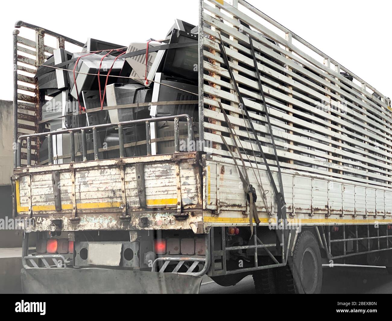 Alte elektronische Fernsehmüll auf dem LKW. Stockfoto