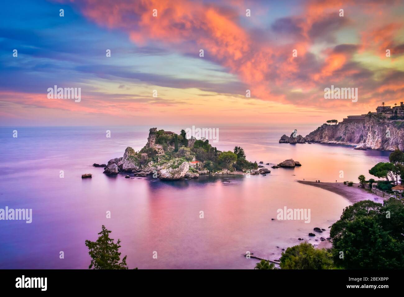 Herrlicher Blick auf den bunten Sonnenuntergang über der schönen Bucht von Isola Bella Nature Reserve - ein kleines Paradies eine Insel an der Küste von Taormina, Sizilien Stockfoto