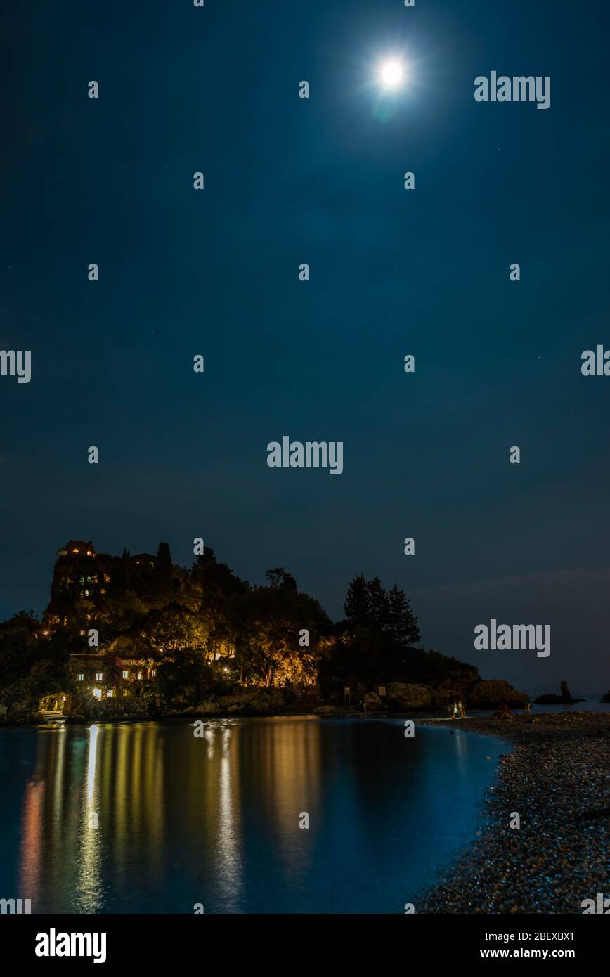 Niedrige Winkelansicht der schönen Insel Isola Bella Nature Reserve bei Nacht bei Mondschein, in Taormina, Sizilien Stockfoto